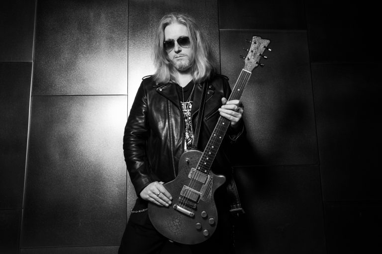Mat Ninat on Sunset Boulevard in Los Angeles with a James Trussart guitar – promo photo for Night Angel analog rock album – photo by Mathias Fau
